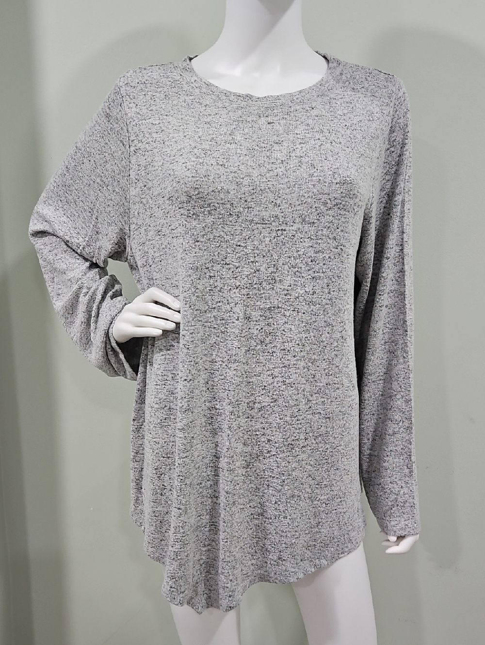 JEANNE PIERRE Heathered Gray Long-Sleeve Crew Top
